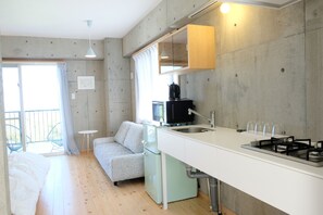 Huoneisto | Yksityinen keittonurkkaus | Jääkaappi, mikroaaltouuni, liesi, vedenkeitin