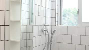 Apartment | Bathroom | Shower, rainfall showerhead, free toiletries, hair dryer