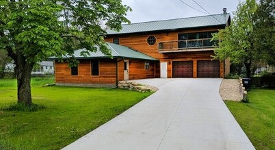 Rustic Lake home Retreat