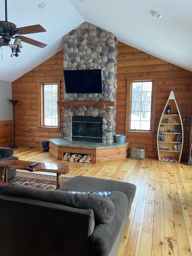 Rustic Lake home Retreat