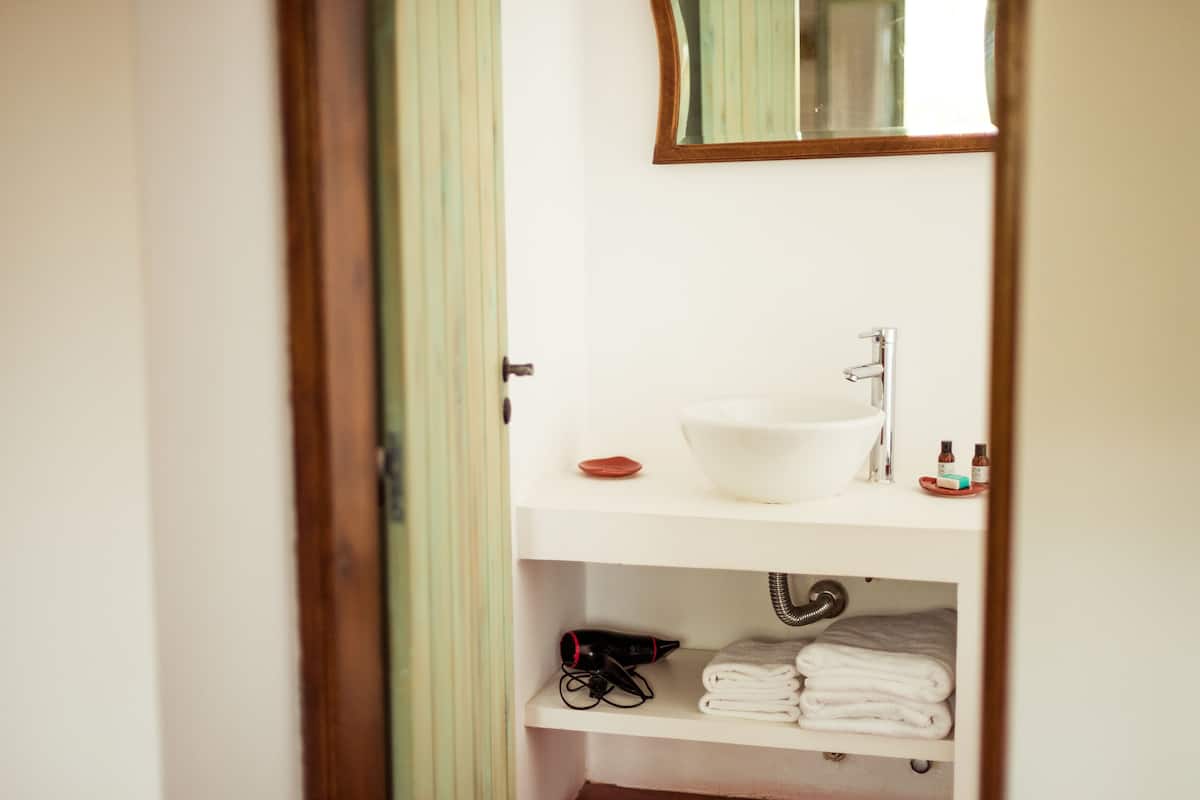 Standardzimmer | Badezimmer | Dusche, kostenlose Toilettenartikel, Handtücher