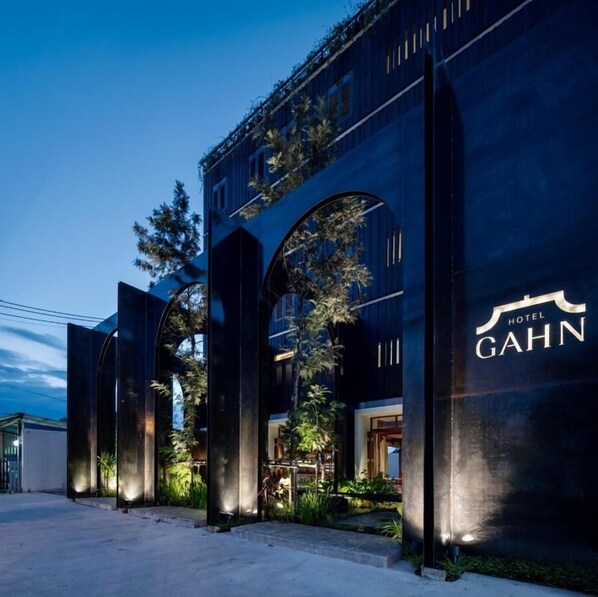 Front of property – evening/night - Hotel Gahn Khao Lak (Takua Pa)