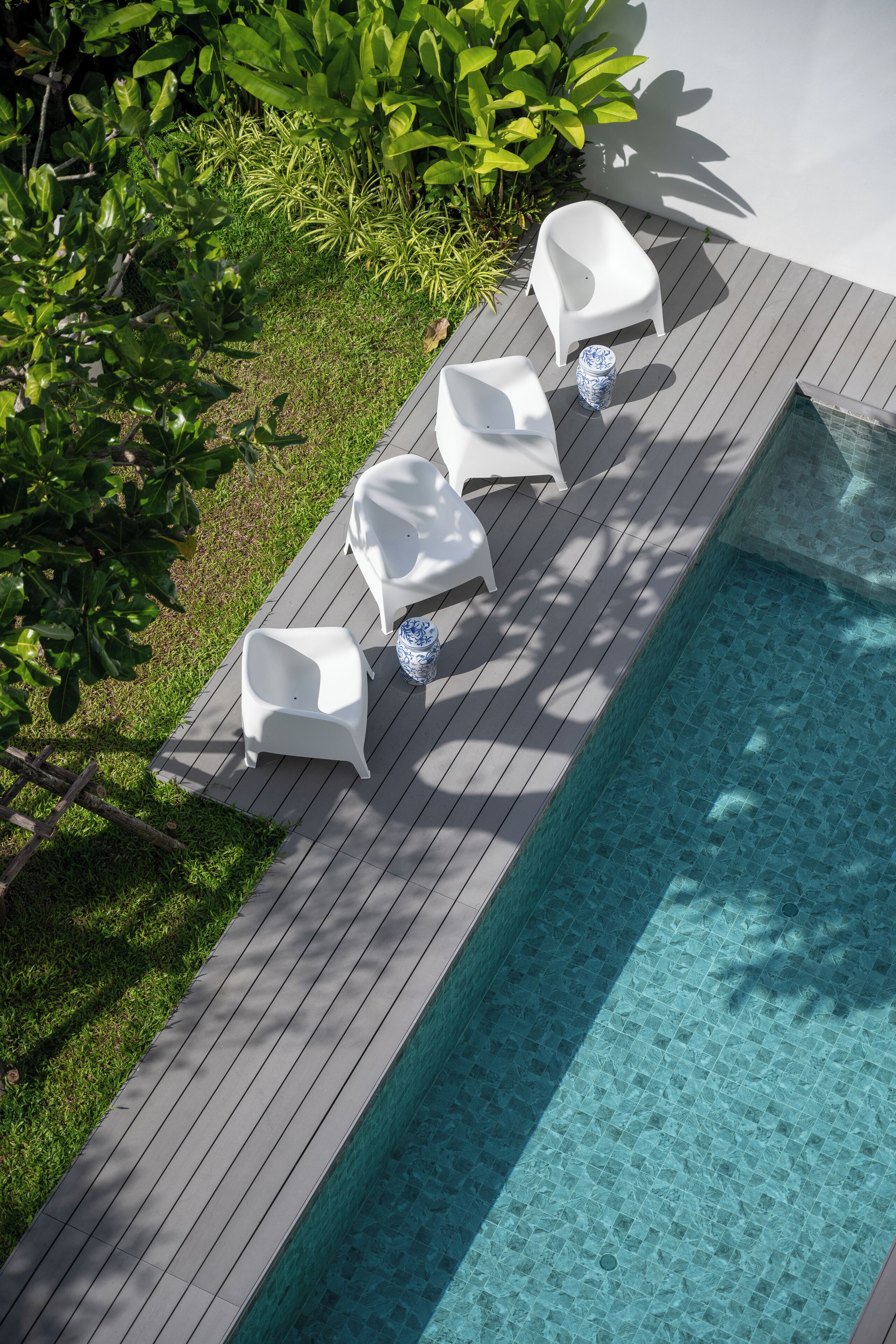 Una piscina cubierta, una piscina al aire libre, tumbonas