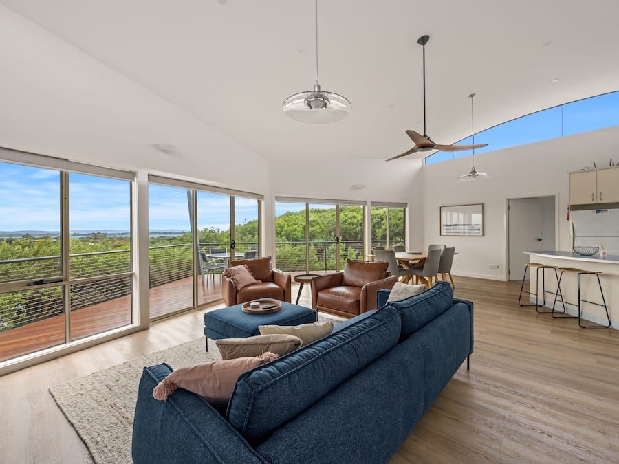 Apartamento panorámico, 2 habitaciones, no fumadores, vistas parciales al mar | Zona de estar | Televisión de pantalla plana de 30 pulgadas con canales digitales