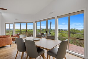 Appartement panoramique, 2 chambres, non-fumeur, vue partielle sur l'océan | 2 chambres, décor unique, ameublement unique, fer et planche à repasser