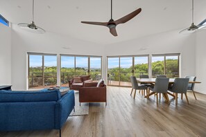 Appartement panoramique, 2 chambres, non-fumeur, vue partielle sur l'océan | Vue de la chambre