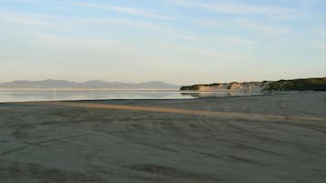 Playa en los alrededores y playa de arena blanca