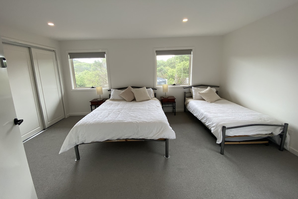2-Bedroom Apartment | 高級寝具、ピロートップベッド、アイロン / アイロン台、WiFi (無料)