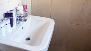 Shower, hydromassage showerhead, free toiletries - Le Roc Royale - Muyenga Kampala (Kampala)