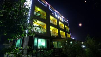 Fachada del alojamiento - Noche