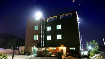 Fachada del alojamiento - Noche