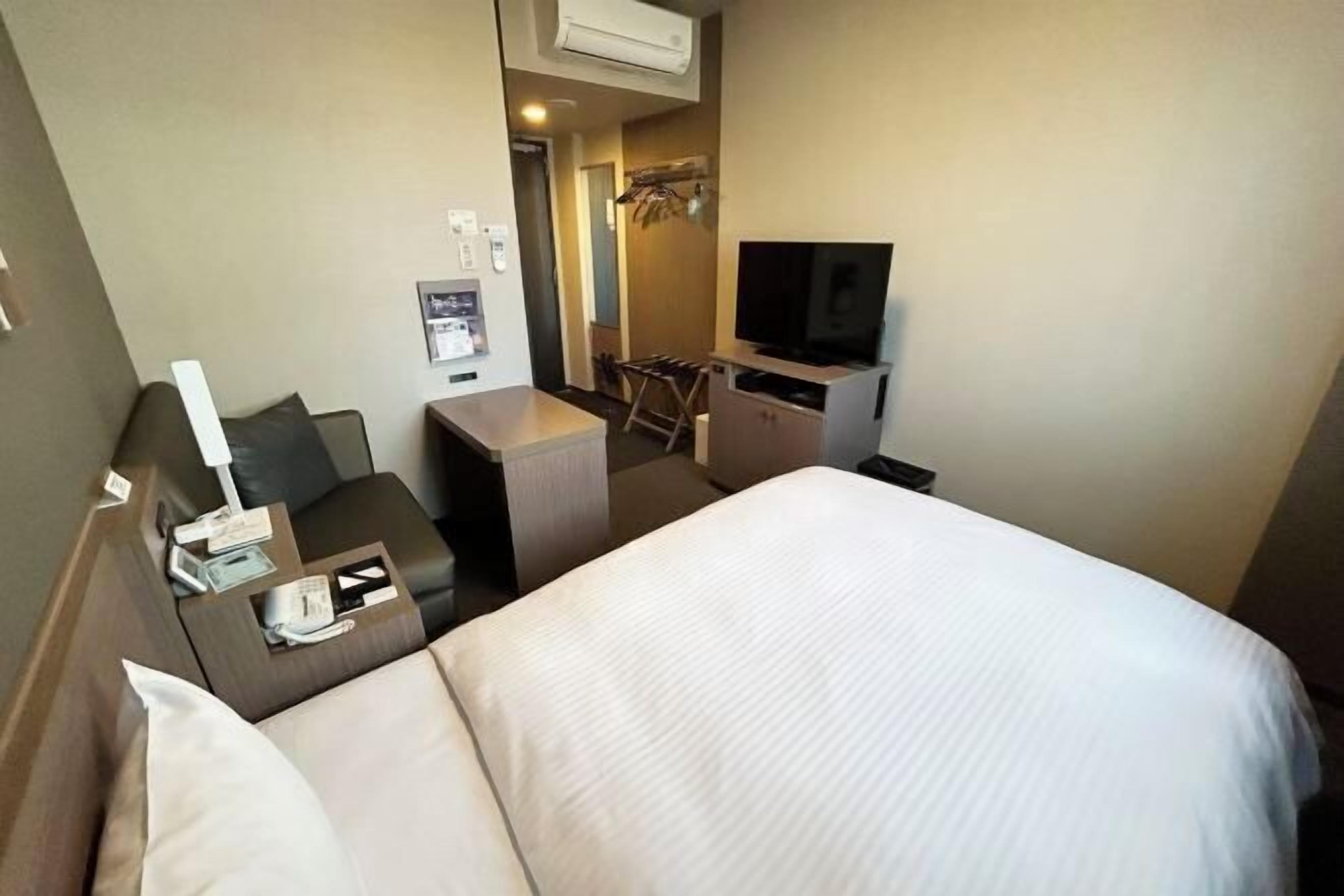 Meja kerja, Wi-Fi gratis, dan seprai linen