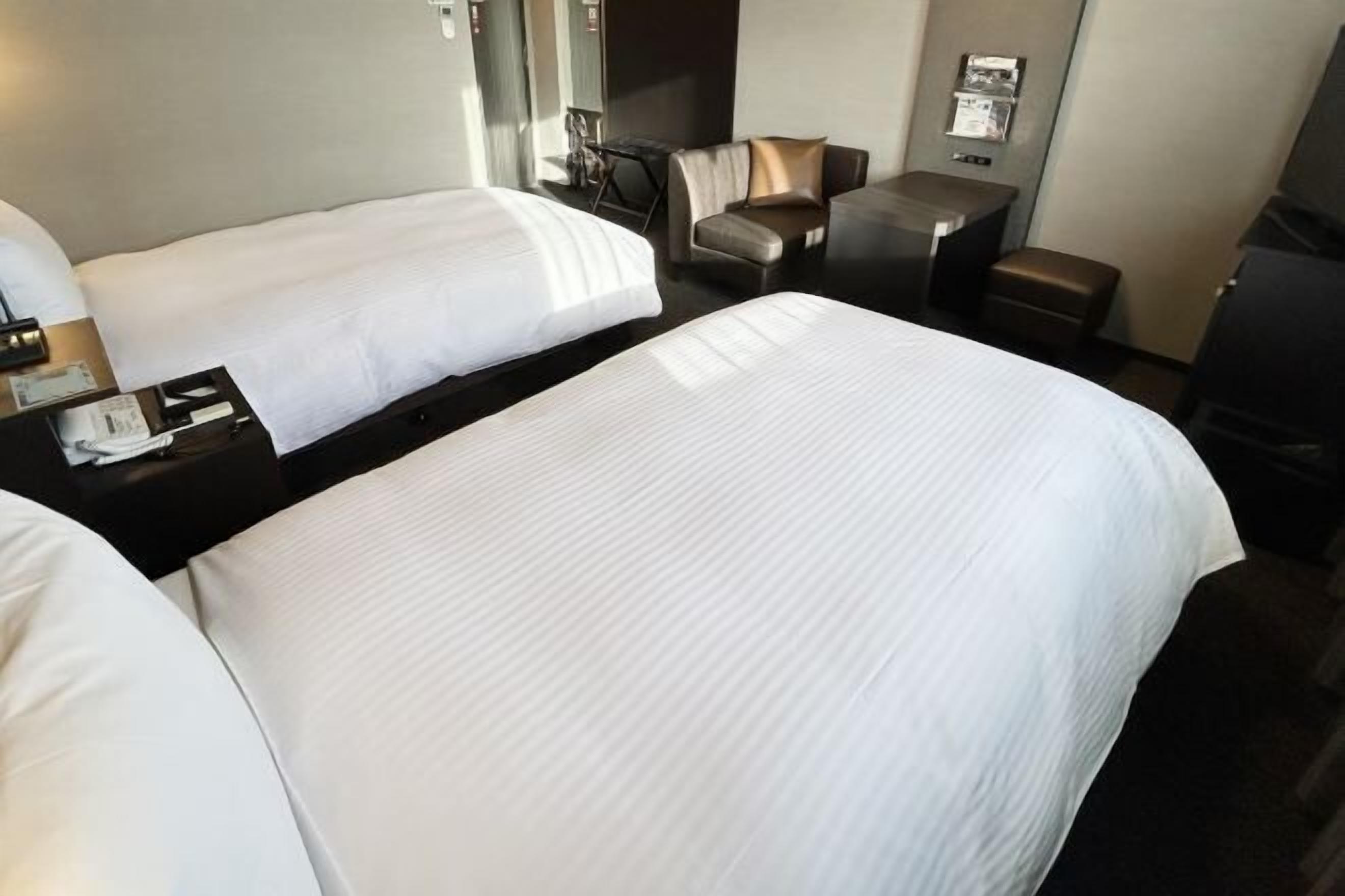 Meja kerja, Wi-Fi gratis, dan seprai linen