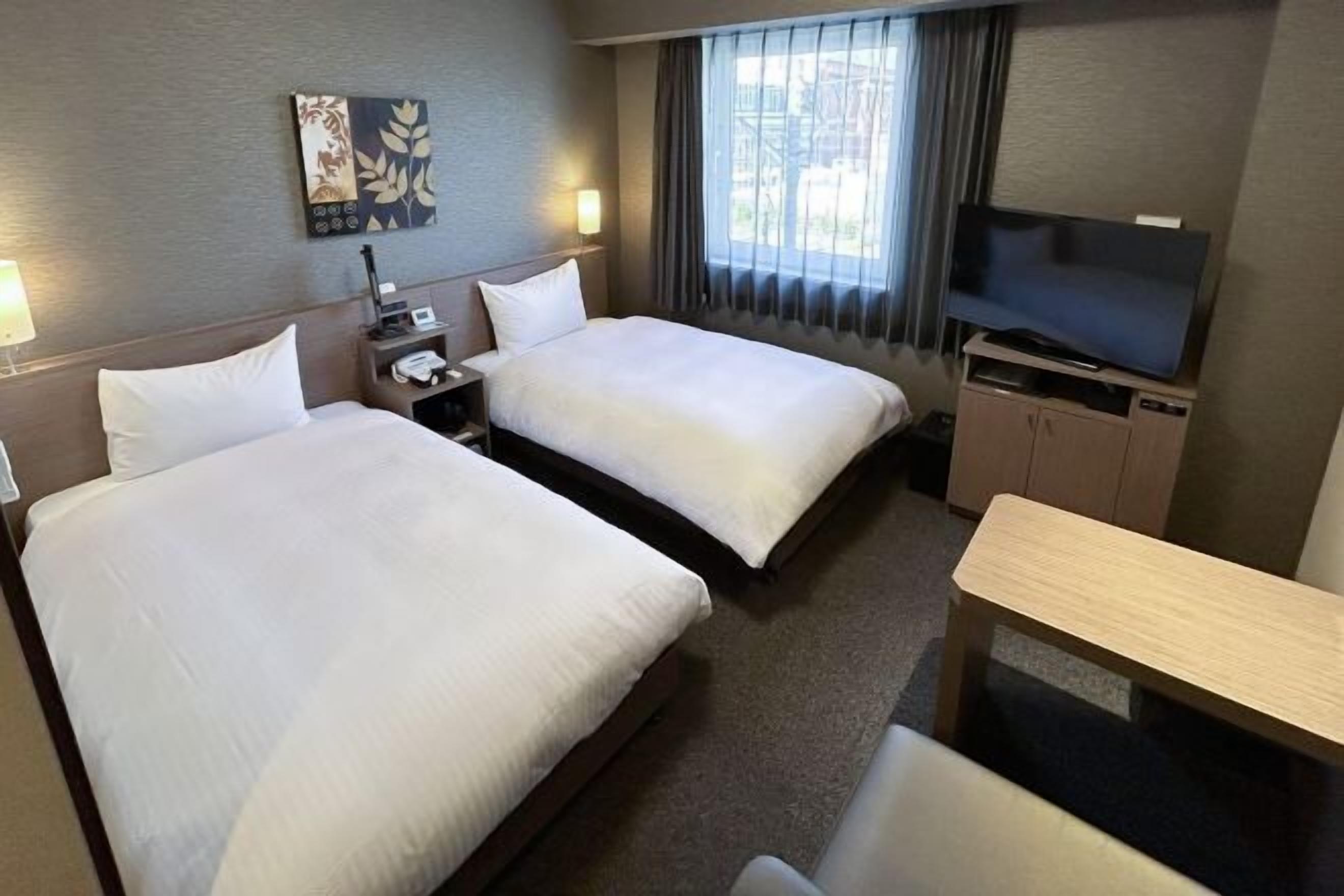 Meja kerja, Wi-Fi gratis, dan seprai linen