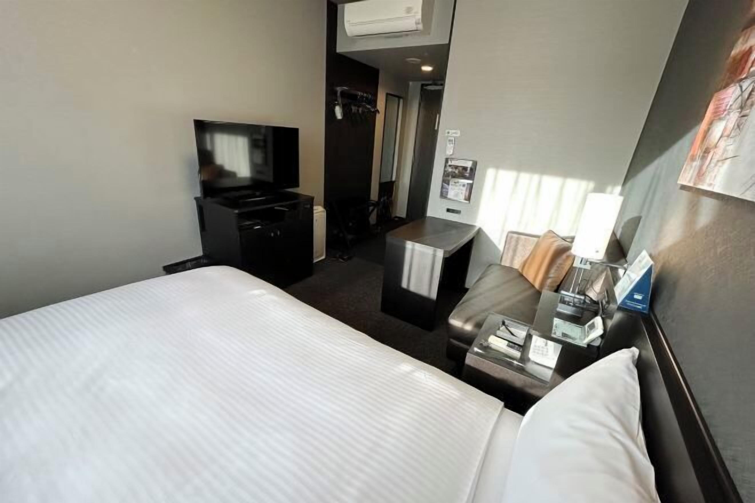 Meja kerja, Wi-Fi gratis, dan seprai linen