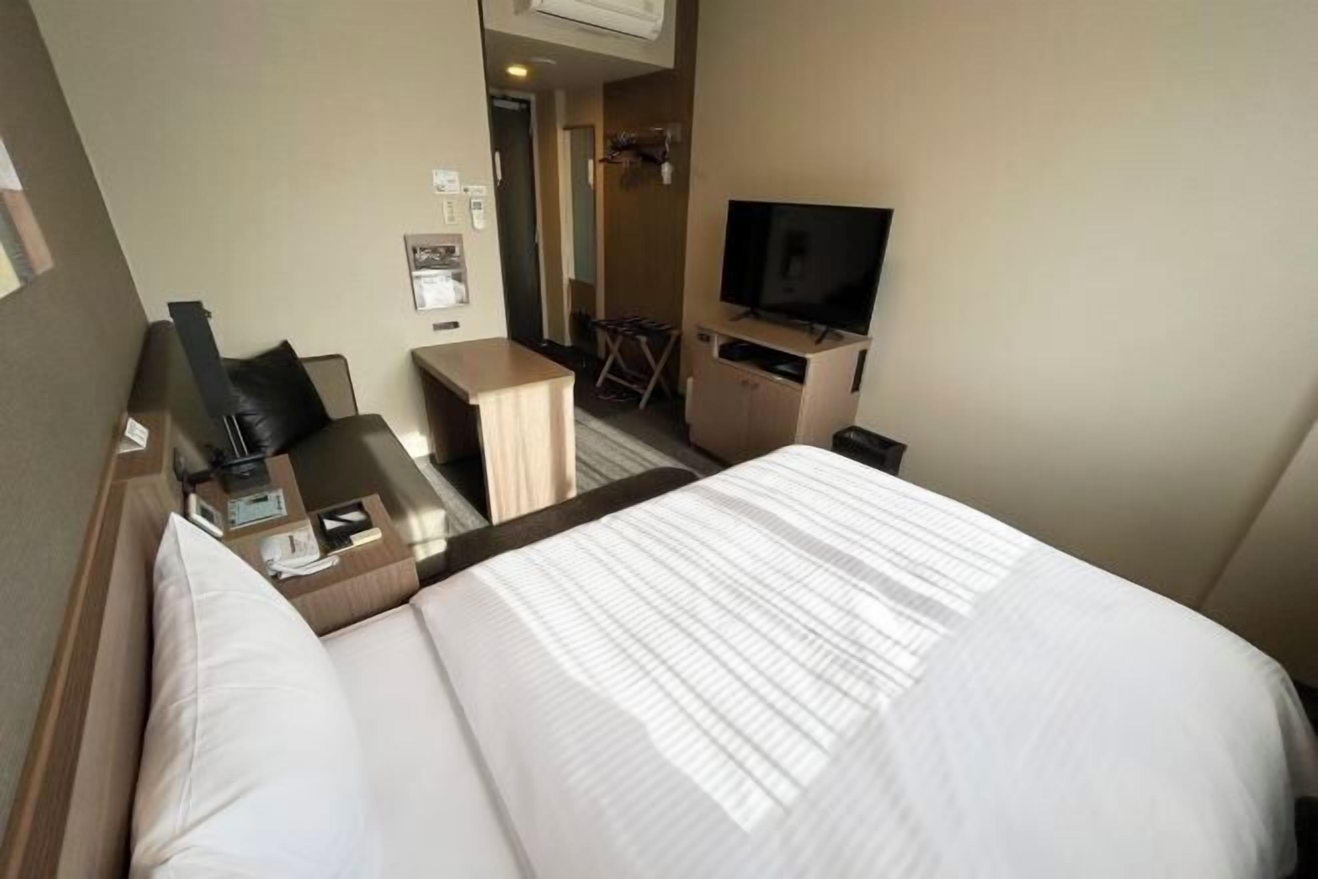 Meja kerja, Wi-Fi gratis, dan seprai linen