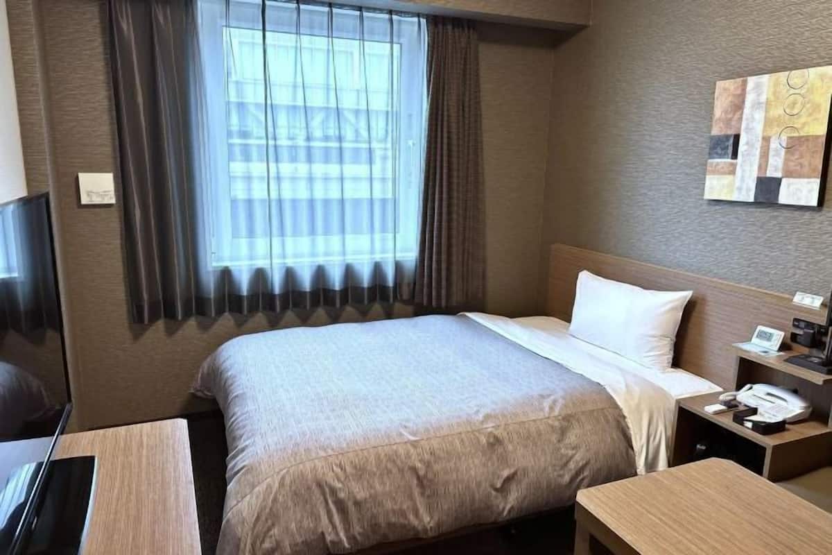 办公桌、免费 WiFi、床单