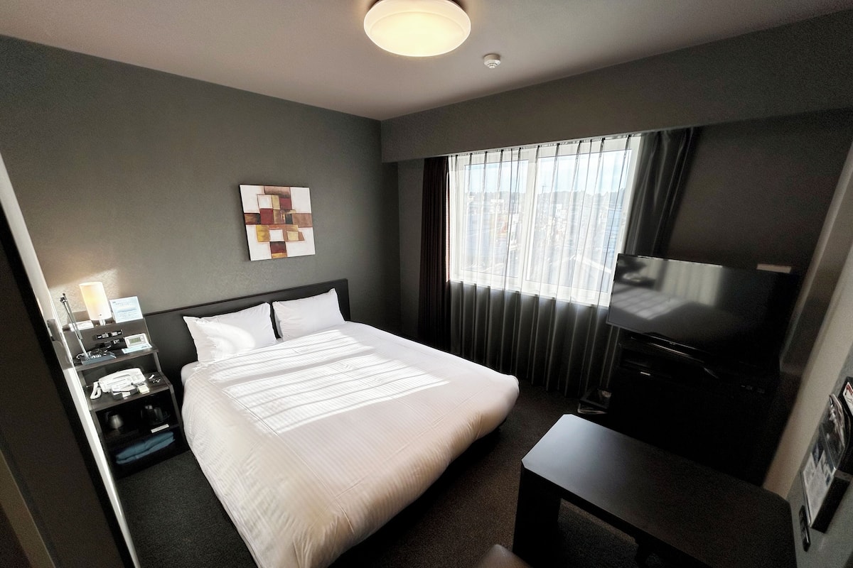 Escritorio, wifi gratis y ropa de cama