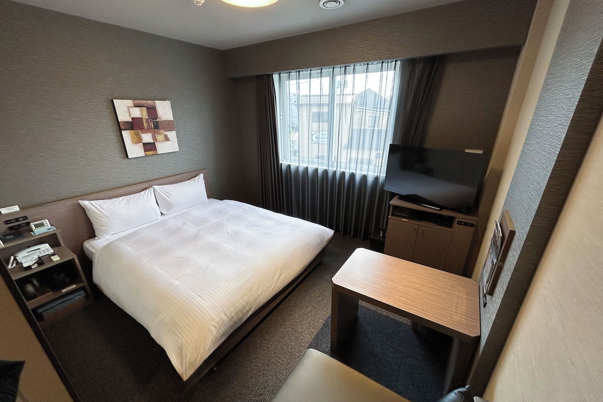 Escritorio, wifi gratis y ropa de cama