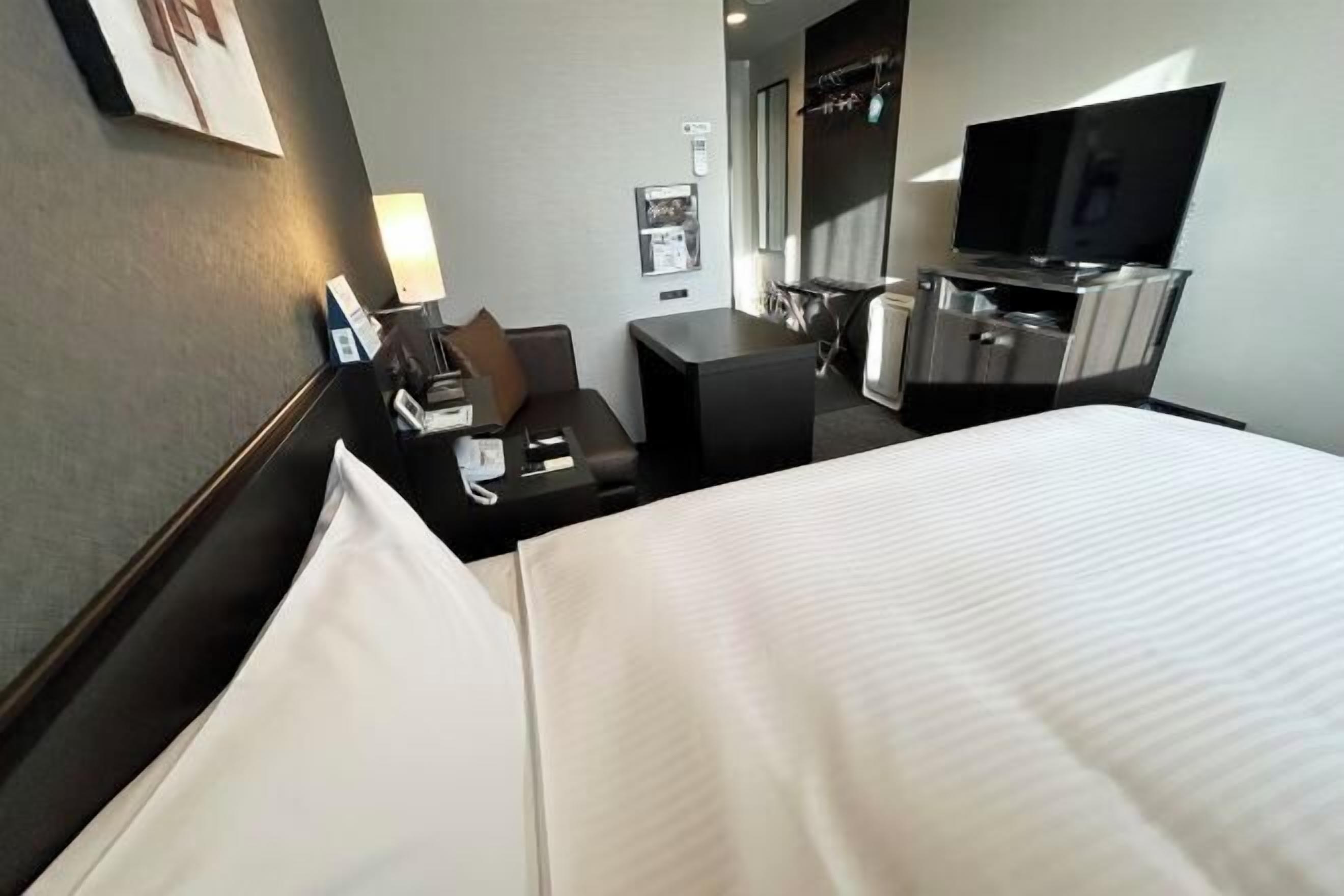 Meja kerja, Wi-Fi gratis, dan seprai linen