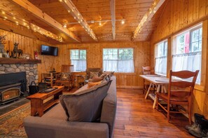 Fernseher, Kamin, DVD-Player, Bücher