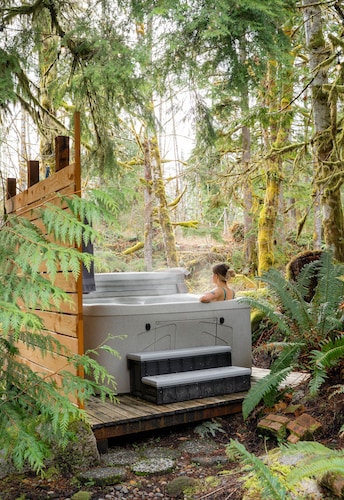 Hearthstone Cottage: hot tub deep in the woods w/ sounds of the creek