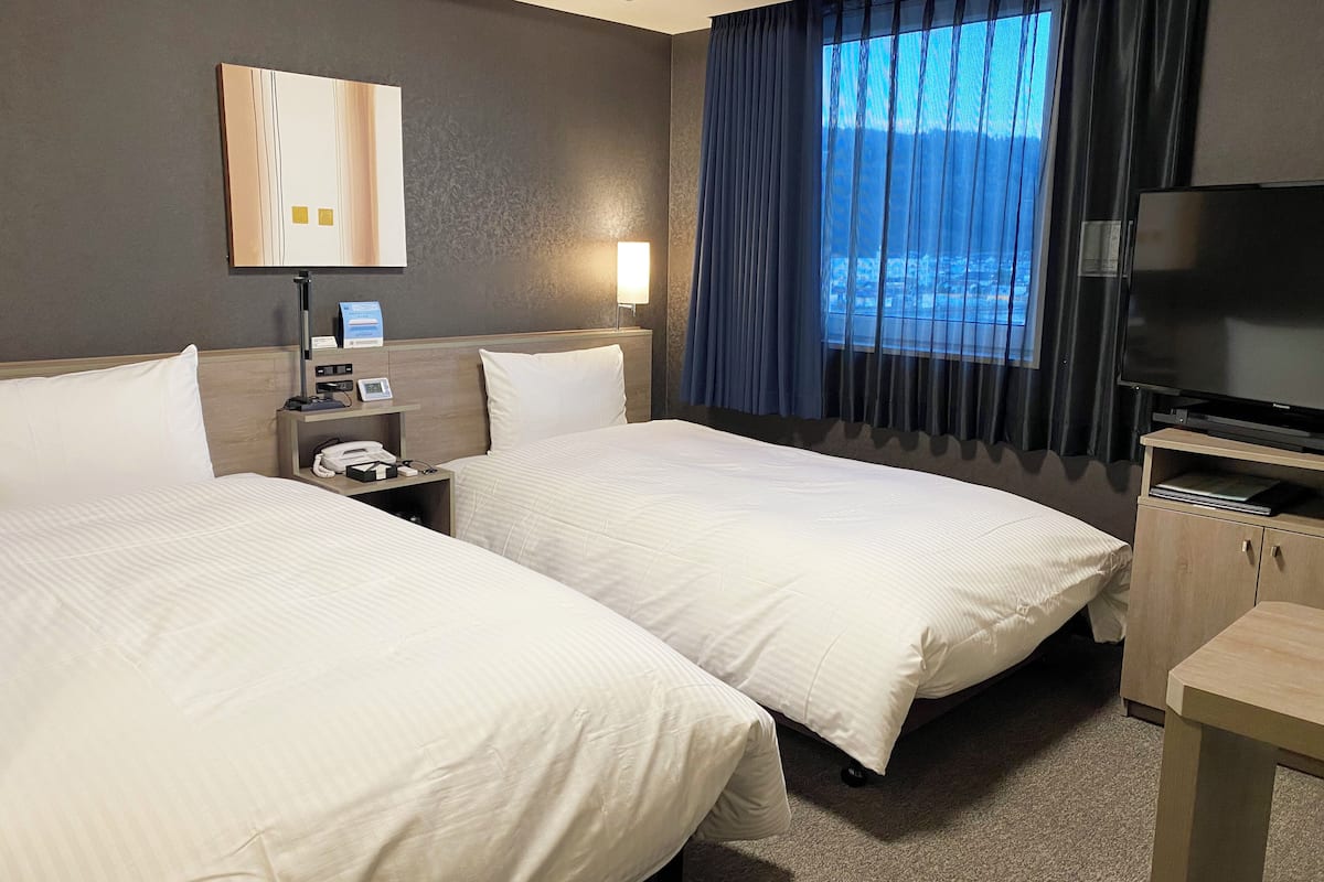 comfort twin room, non smoking | desk, free wifi, bed sheets