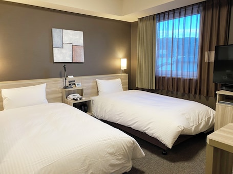 Desk, free WiFi, bed sheets. Hotel Route-Inn Yamagata Minami - Daigaku Byouin mae