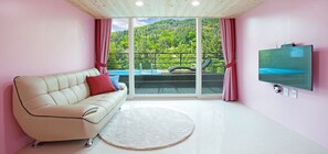 Duplex, Jetted Tub (Danpung, MAPLE) | Living room | Smart TV