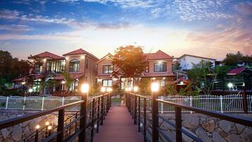 Bagian depan properti - sore/malam