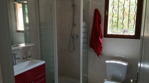 Ensemble douche/baignoire, sĂšche-cheveux