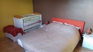 3 chambres, fer et planche Ă repasser, Wi-Fi, draps fournis