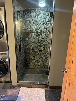 Haartrockner, Handtücher, Seife, Toilettenpapier