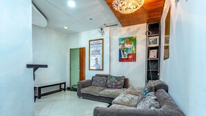 Lobby sitting area - OYO 43960 Laksamana Executive & Boutique Hotel (Tawau)