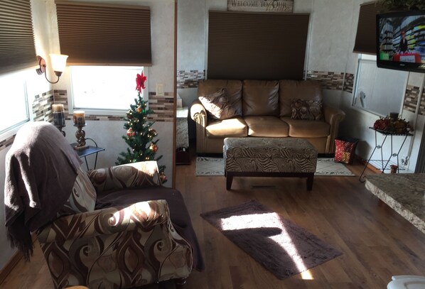 Living area - beautiful lake view. Steps to water and beach (Lake Havasu City)