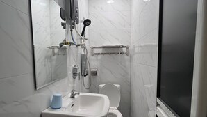 Une salle de bain moderne avec un lavabo blanc, des toilettes et un espace douche.