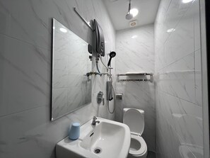 Familienzimmer, Gemeinschaftsbad | Badezimmer | Dusche, Bidet, Handtücher