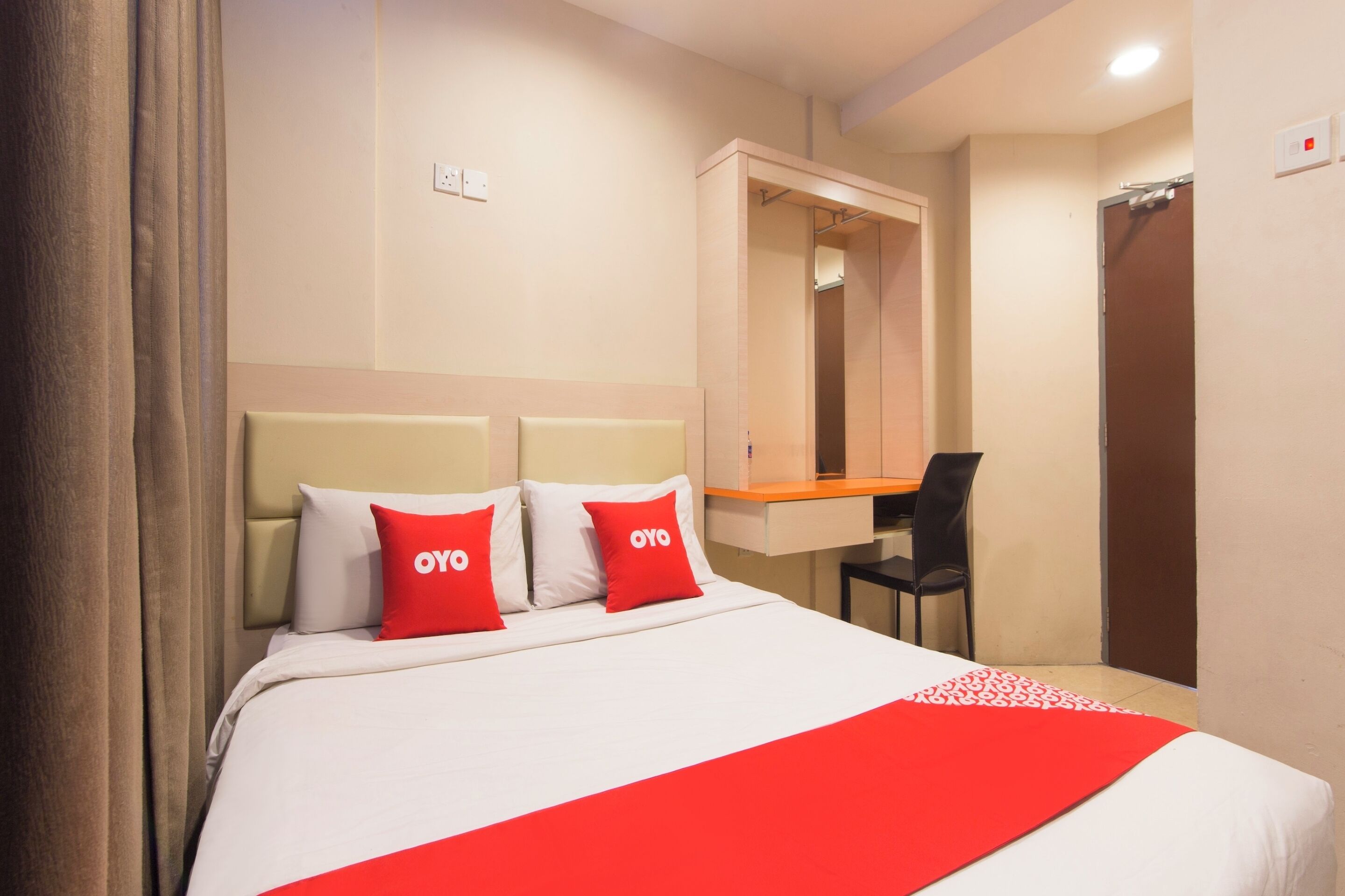 مكتب ومساحة عمل للكمبيوتر المحمول وواي فاي مجانًا وملاءات أسرّة