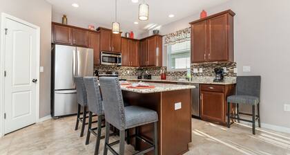 Äskettäin uusittu koti - upouudet huonekalut kaikkialla - Klubitalo, jossa uima-allas ja tenniskentät!