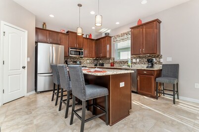 Brand New Furniture Throughout - Quiet Neighborhood. Close to Legoland and Disney