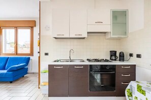 Fridge, microwave, oven, stovetop - Chiara's House, near Venice and VCE Airport (CAMPALTO-VENEZIA)