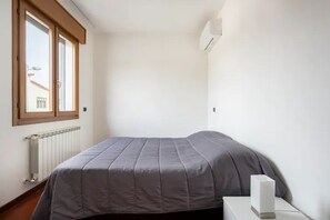 2 bedrooms, iron/ironing board, free WiFi, bed sheets - Chiara's House, near Venice and VCE Airport (CAMPALTO-VENEZIA)