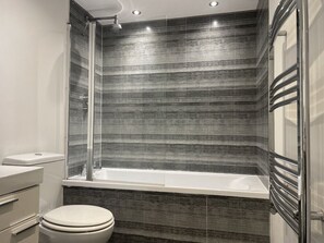 Apartemen, ensuite, pemandangan halaman | Kamar mandi