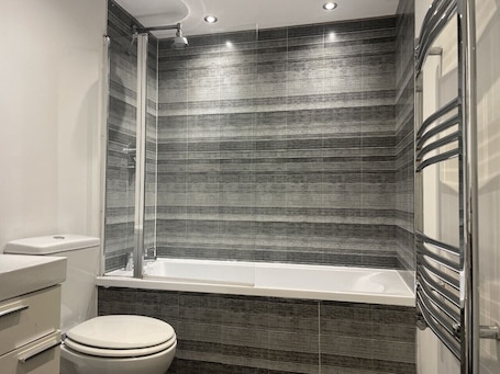 Apartment, Ensuite, Courtyard View | Bathroom. Beach House Courtyard 1 bed