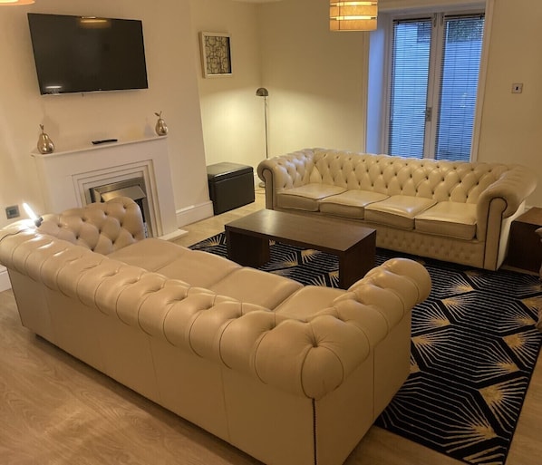 Appartement, salle de bains attenante, vue cour intérieure | Bar lounge