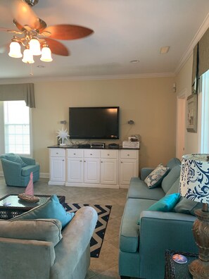 Télévision, table de tennis de table, chaîne hi-fi, imprimantes