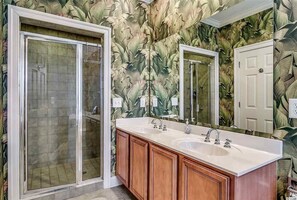 Combined shower/tub, jetted tub, hair dryer, towels
