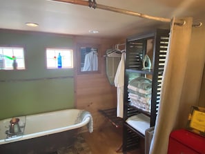 Tina, secadora de cabello, toallas, jabón