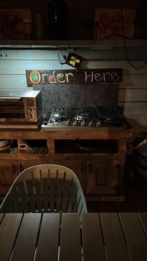 Réfrigérateur, micro-ondes, cafetière/bouilloire, grille-pain