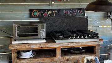 Kühlschrank, Mikrowelle, Wasserkocher mit Kaffee-/Teezubehör, Toaster